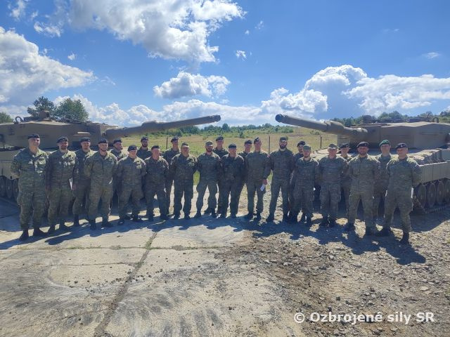 Nástup pri ukončení historicky prvého kurzu preškolenia na Leopard 2A4