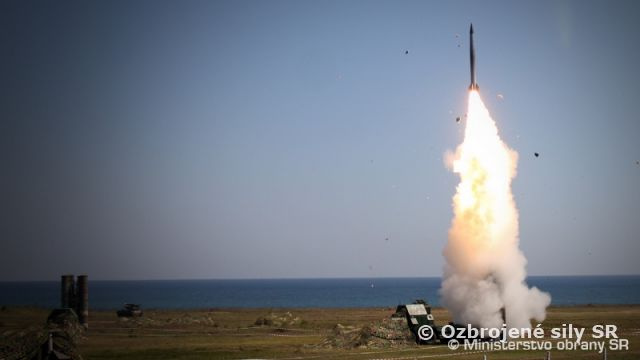 Slovenskí vojaci historicky prvýkrát strieľali ostrými zo systému S-300