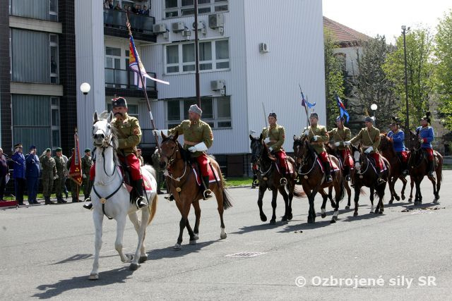 Jazdci 2. jazdeckého pluku SIBÍRSKY sa pýšia vlastnou zástavou