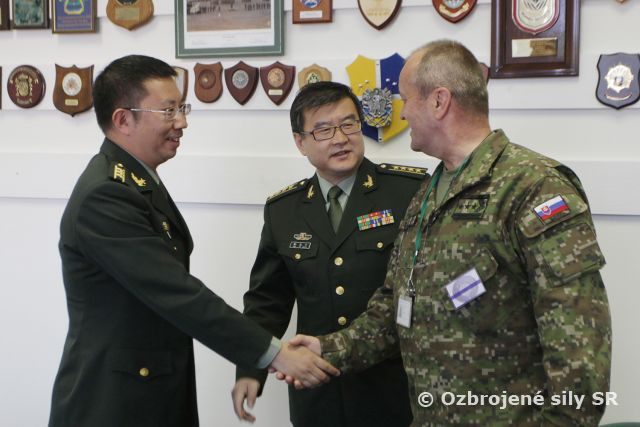 Prvý zástupca náčelníka GŠ privítal nového pridelenca Čínskej ľudovej republiky v SR