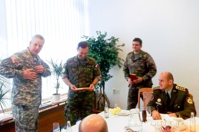 Veliteľ 5. pluku špeciálneho určenia sa stretol so šéfom amerických špeciálnych síl 