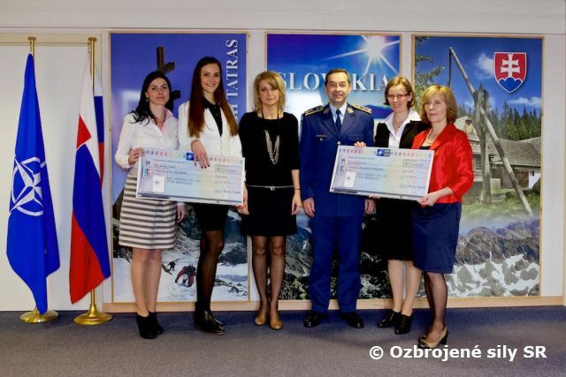 Charitatívny bazár NATO 2014 – slávnostné odovzdanie symbolických šekov