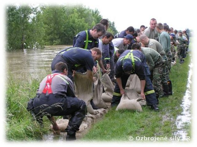 Vojaci pomáhajú v obci Ipeľský Sokolec