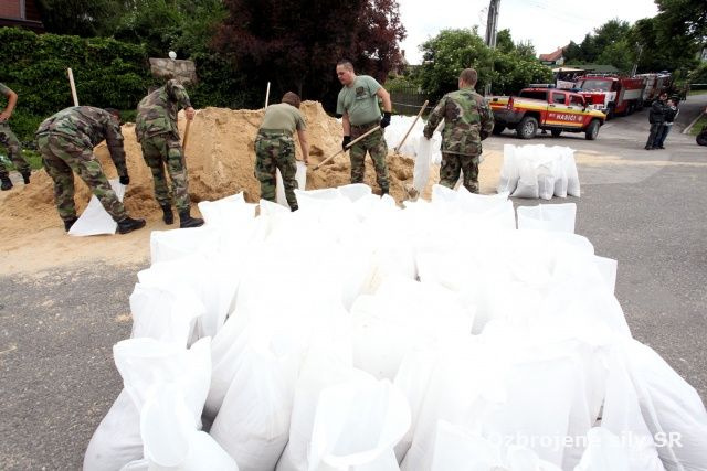 Vojaci pomáhajú obyvateľom v obci Čučma pred hroziacimi povodňami