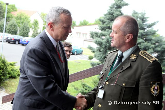 Generál Allen diskutoval s príslušníkmi rezortu obrany