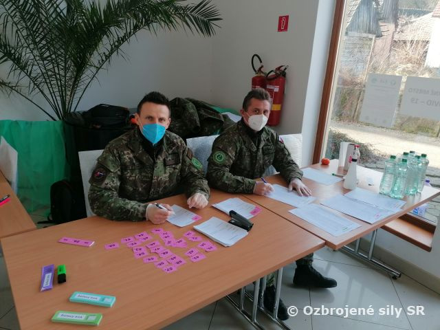  Profesionálni vojaci zásobovacej základne pri plnení úloh v boji proti pandémii COVID-19