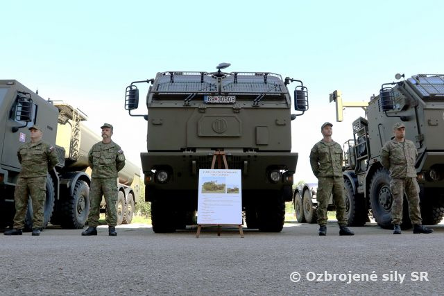 Minister obrany odovzdal vojakom nové vozidlá