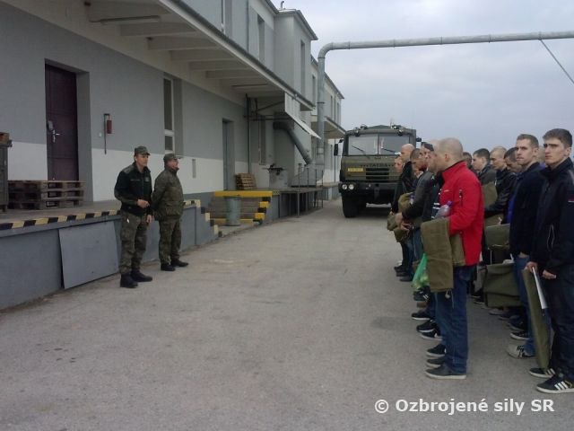 Vystrojenie novoprijatých profesionálnych vojakov.