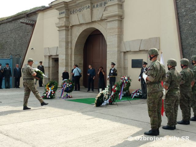 Pietna spomienka kladenia vencov nespravodlivo a protiprávne väznených politických väzňov v Leopoldove
