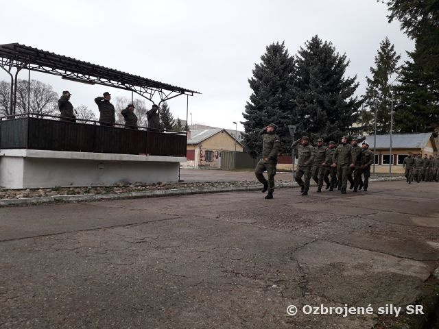 Slávnostný nástup Práporu logistiky Hlohovec pri príležitosti odovzdania a prevzatia funkcie veliteľa Brigády bojového zabezpečenia Trenčín