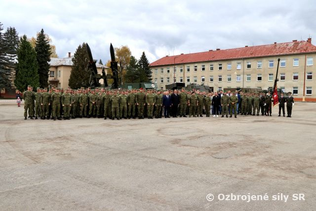 Slávnostný nástup k vzniku 7. výcvikového pluku