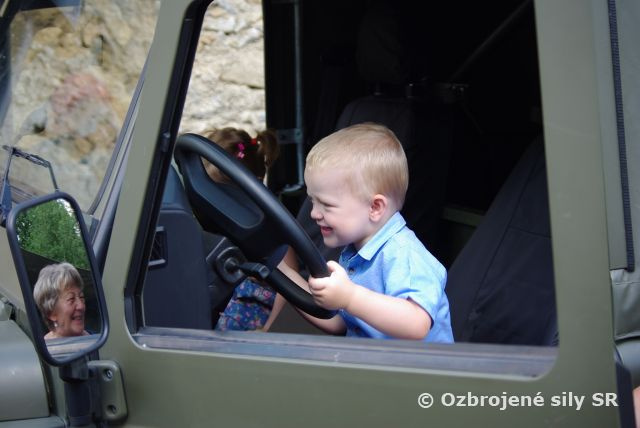 Kvet Podhradia za účasti vojakov 2.mb