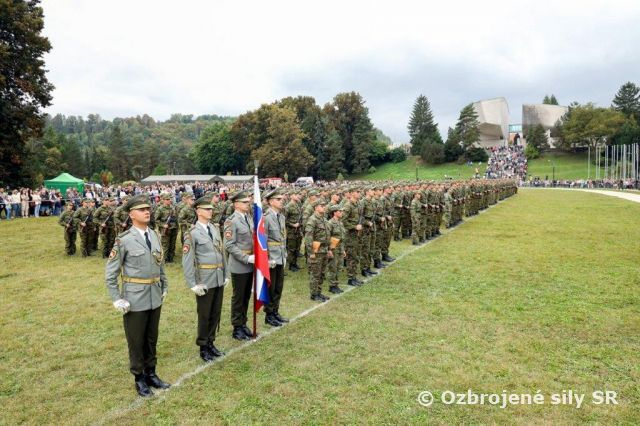Vojenská prísaha absolventov základného vojenského výcviku v Banskej Bystrici