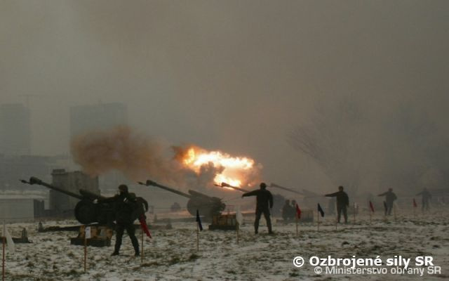Vojaci odpálili z nábrežia 20 novoročných sálv