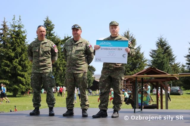 Barlatón - Vojaci pomohli kolegyni.