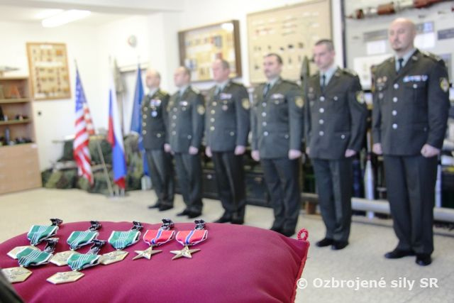 Slovenskí vojaci ocenení medailami Ministerstva obrany USA 