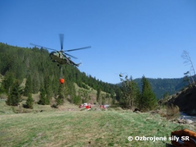 Vojenské vrtuľníky pomáhajú hasiť požiar lesného porastu pri Betliari