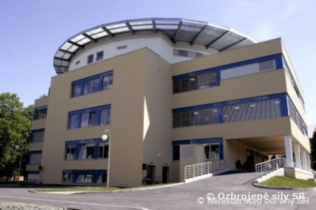 Ťažko zraneného vojaka s priestrelom hrudníka previezli na Slovensko