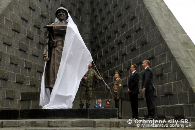 Minister obrany Martin Glváč si pripomenul 70. výročie Karpatsko-duklianskej operácie