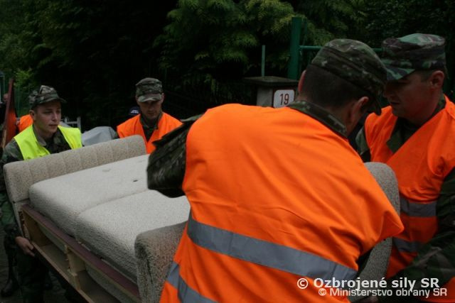 Vojaci pomáhajú pri povodniach