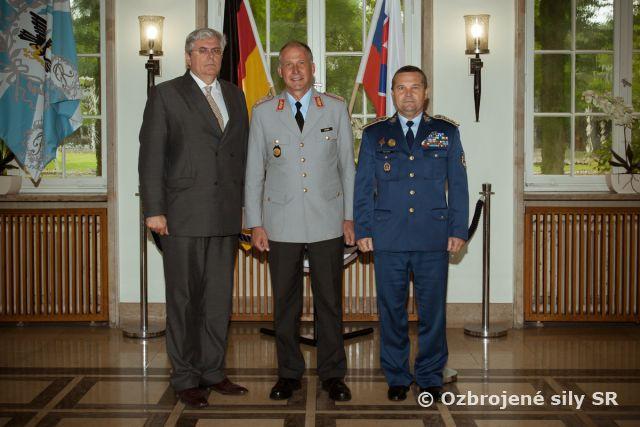 Náčelník GŠ Vojtek na slávnostnom vyradení absolventov v Hamburgu