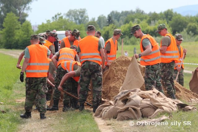 Vojaci z Nitry, Levíc a Serede pomáhajú obyvateľom Štúrova a Komárna