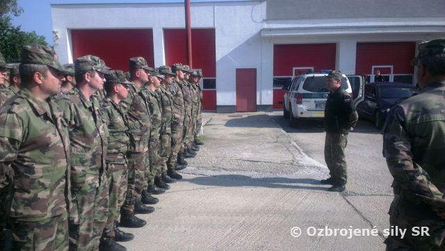 Príslušníci OS SR pomáhajú v Komárne