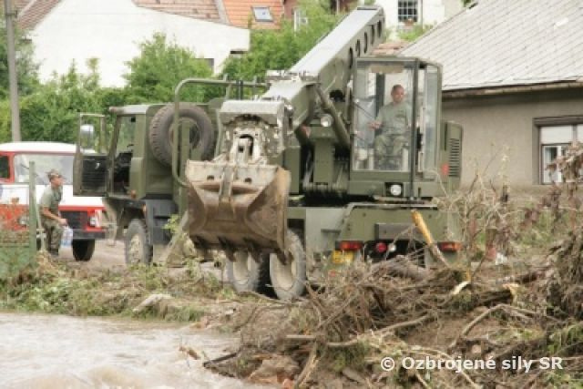 Vojaci pomáhajú odstraňovať následky po prívalovom daždi v Hlohovci