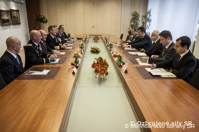 Minister obrany Martin Glváč prijal admirála Williama Harryho McRavena