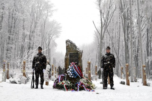 Ministri obrany SR a Maďarska si pripomenuli výročie tragédie v maďarskej obci Hejce