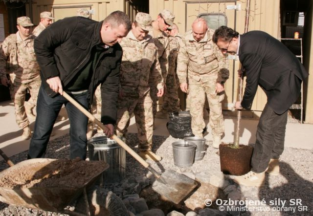 Tábor slovenských vojakov v Kandaháre skrášľuje japonská čerešňa