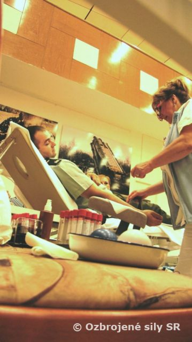 Príslušníci MO SR a GŠ dnes darovali krv