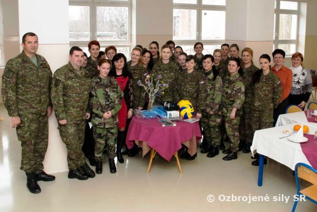 Vojaci pomáhajú vojakom