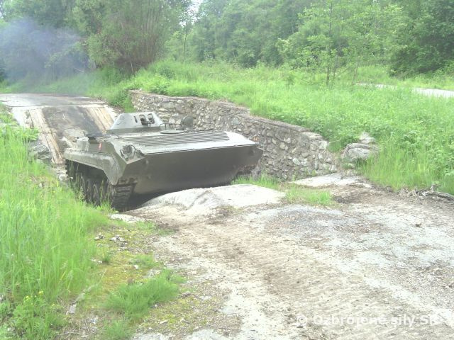 Kurz vo vedení pásových vozidiel na cvičisku v Sučanoch 