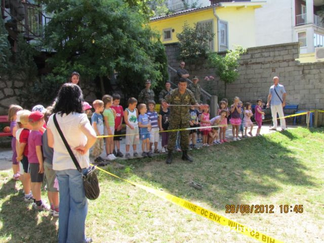 Slovenskí vojaci v Sarajeve učia deti ako sa chrániť pred mínami