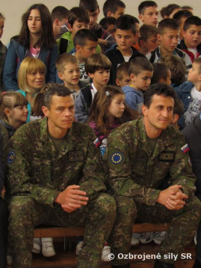 Slovenskí vojaci odovzdali športové potreby deťom v Bosne