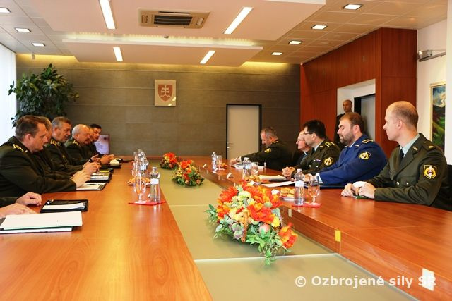 Náčelník generálneho štábu sa stretol s predstaviteľmi vojenských duchovných