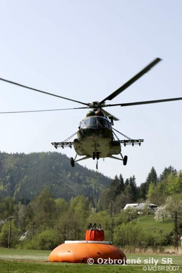 Pri monitorovaní požiaru na východe pomáha vojenský vrtuľník