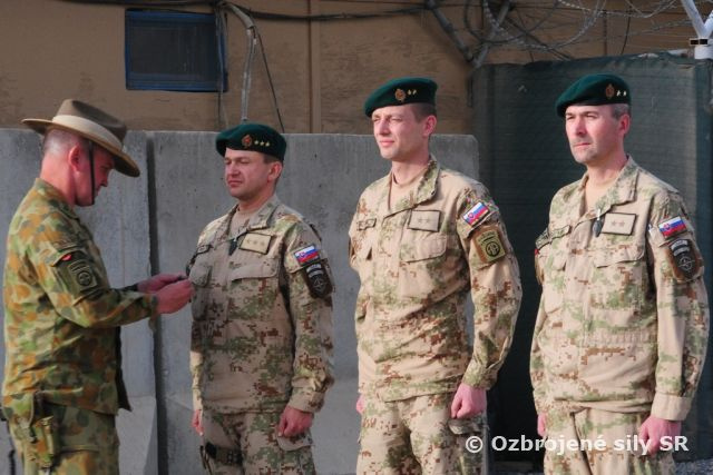 Dvaja generáli sa prišli poďakovať trom slovenským dôstojníkom