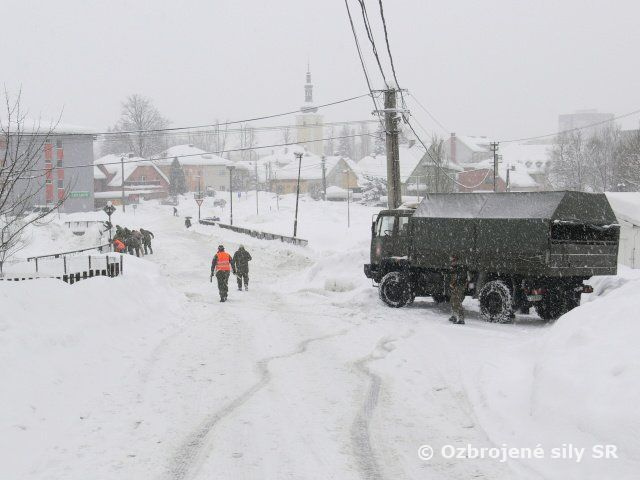 Zasnežené Kysuce zachraňujú vojaci
