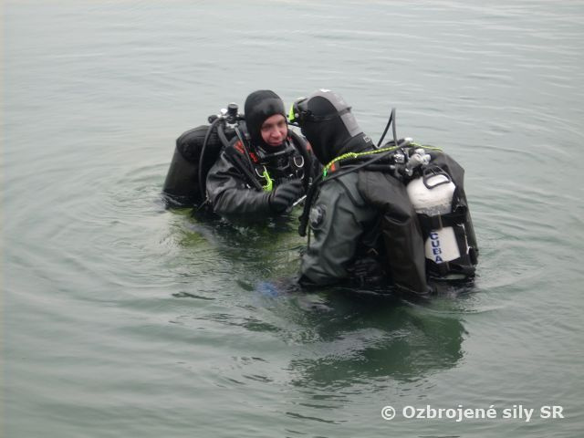 Sereďskí a michalovskí ženisti sa potápali v Čiernej Vode spolu s hasičmi