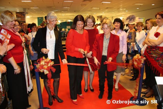 NATO Charity Bazaar finančne podporí dve slovenské občianske združenia - avízo