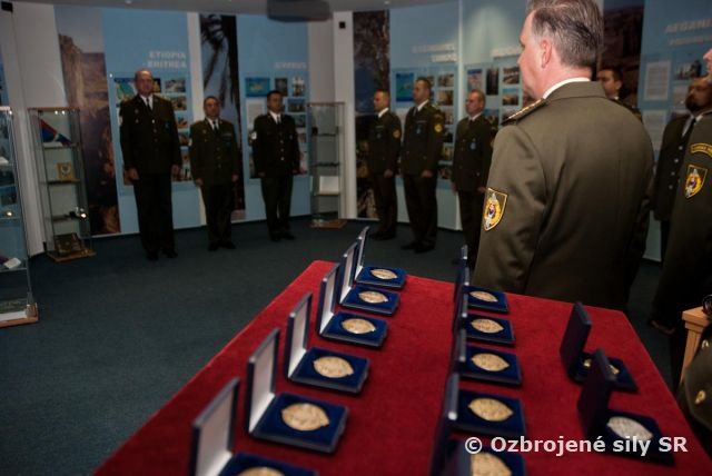 Generál Ľubomír Bulík vyznamenal vojenských policajtov