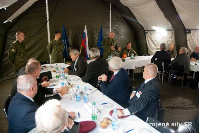 Náčelník generálneho štábu sa stretol so zástupcami "mimovládok"
