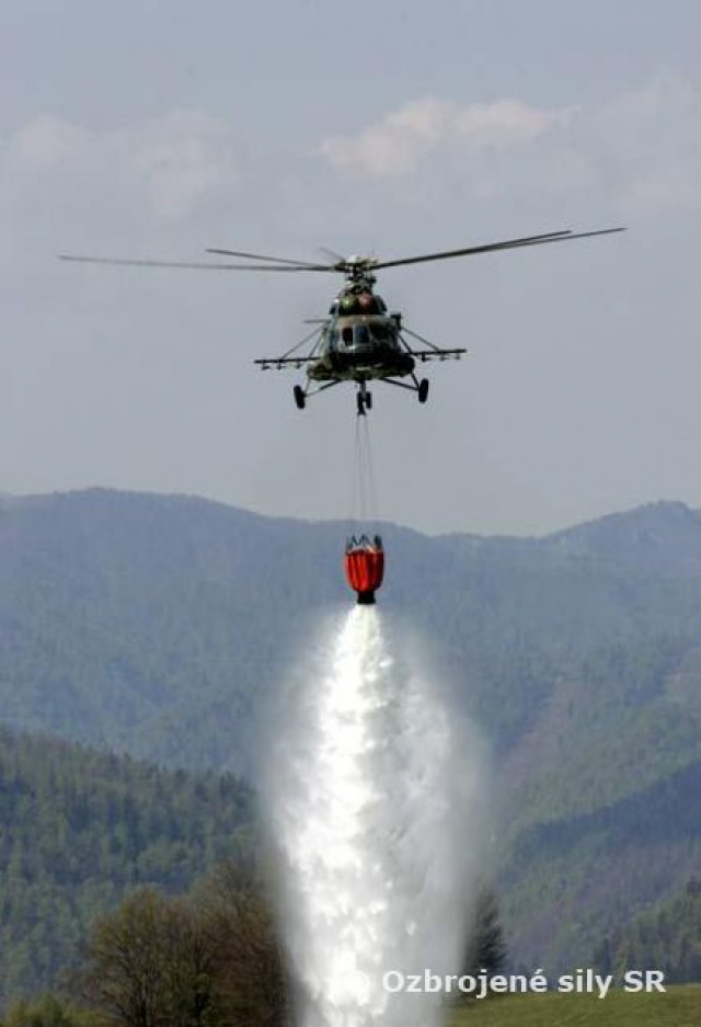 Požiar sa postupne darí dostať pod kontrolu