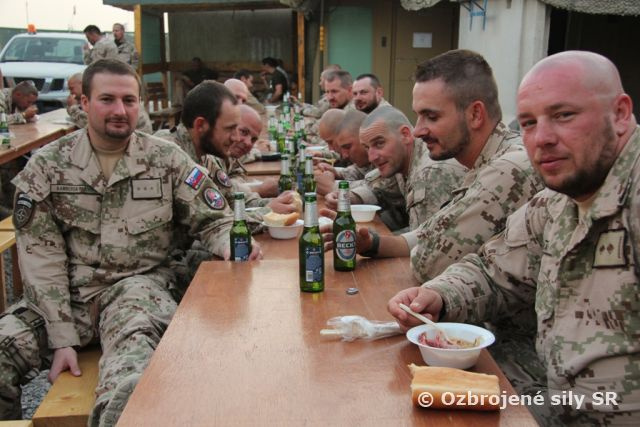 Vojaci v Afganistane oslávili výročie SNP športom a kapustnicou