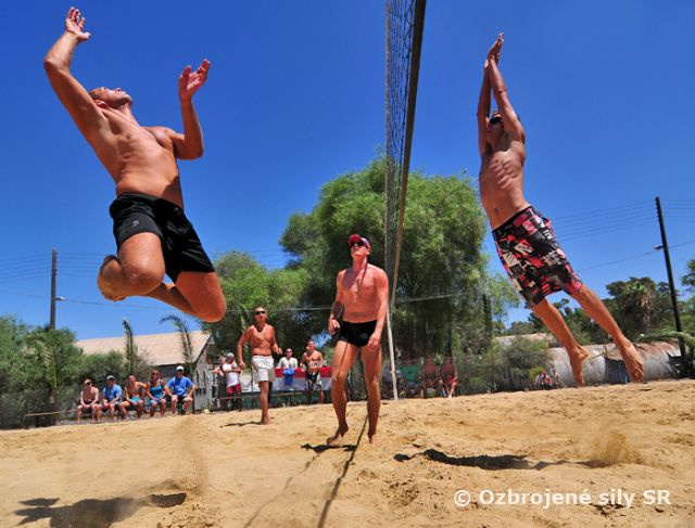 Modré barety si to rozdali v plážovom volejbale