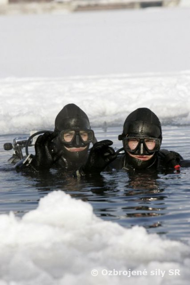 Vojaci, hasiči a policajti hľadali cestu spod ľadu