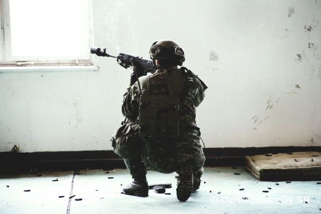 Mechanizovaná rota z Martina cvičí v Lešti boj v meste