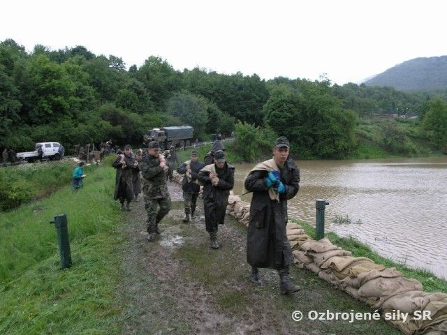 Prietrž mračien pri Leviciach si vyžiadala nasadenie vojakov